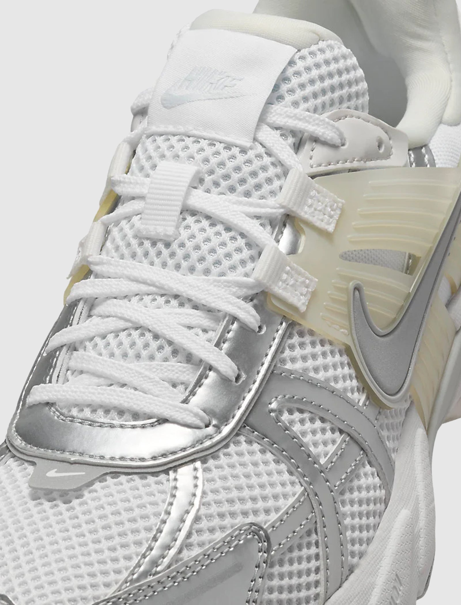 WOMEN'S V2K RUN "WHITE/METALLIC SILVER" - Image 2