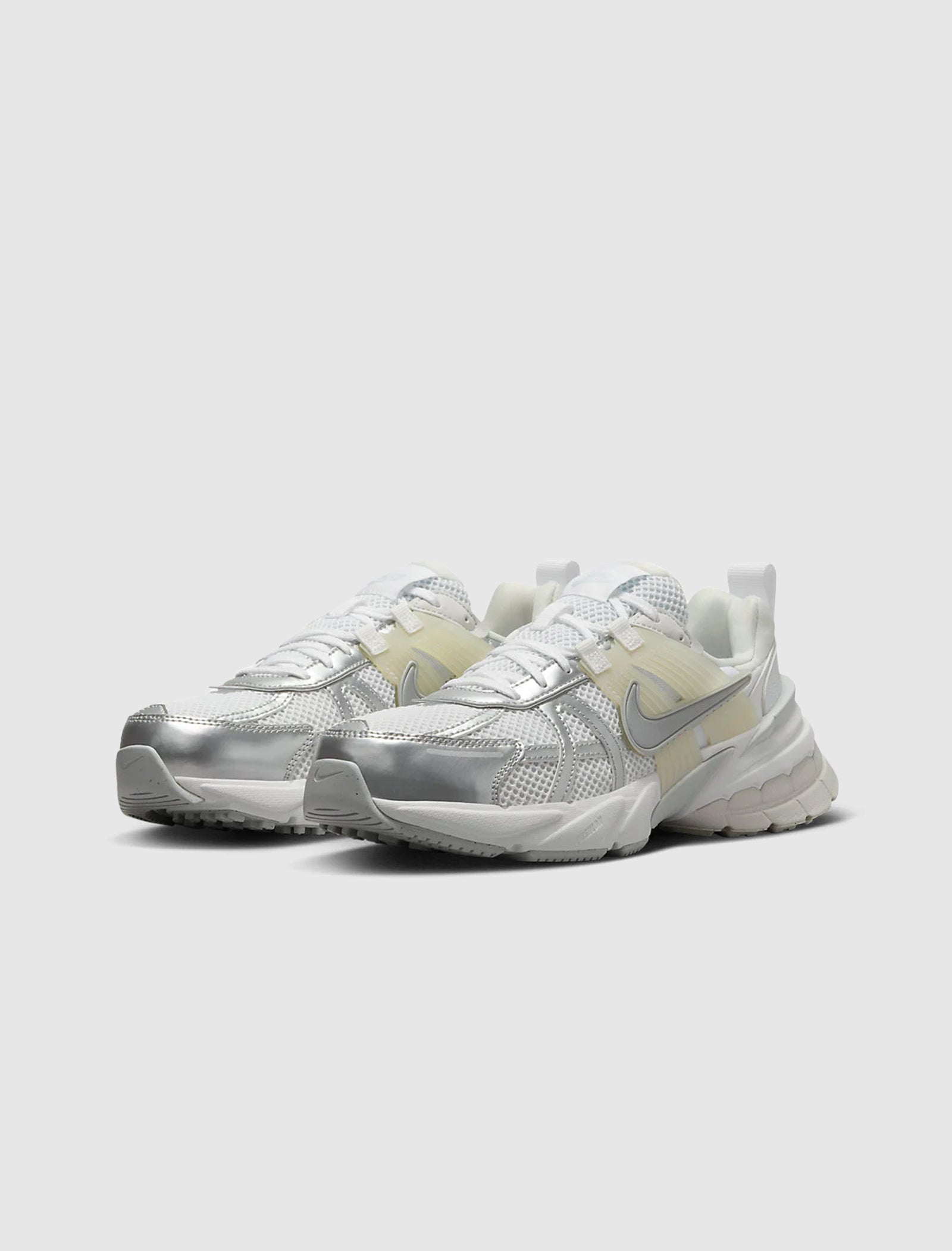 WOMEN'S V2K RUN "WHITE/METALLIC SILVER" - Image 4
